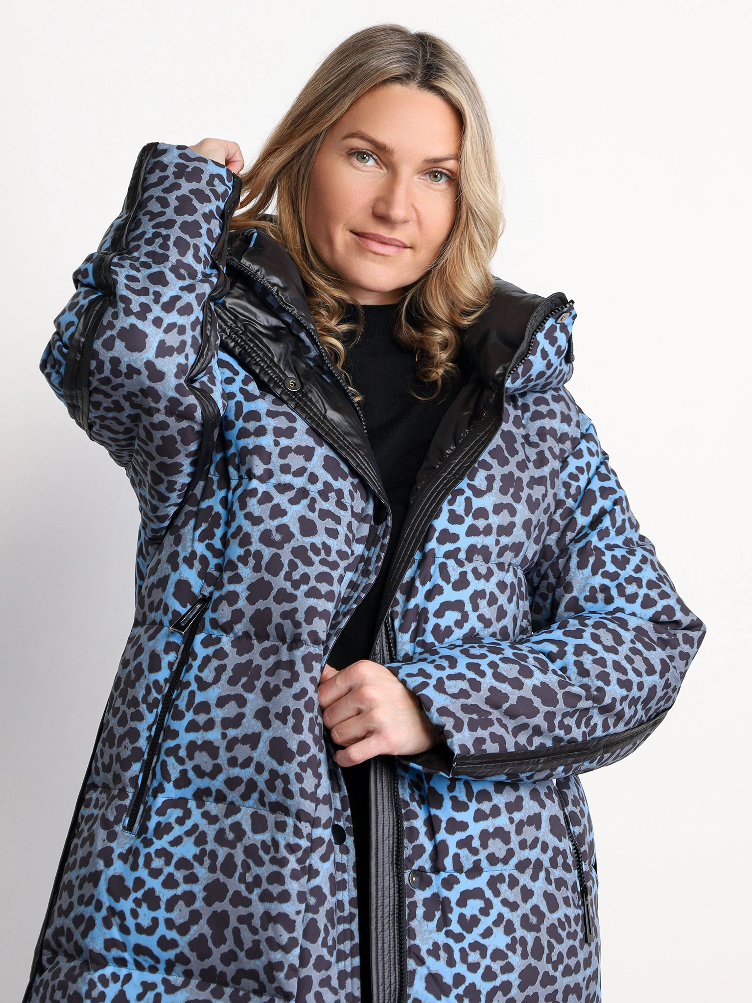 Пуховик цвета мульти с капюшоном